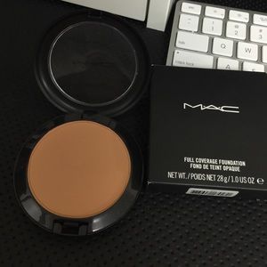 ✨NEW✨ MAC Full Coverage Foundation in NW25