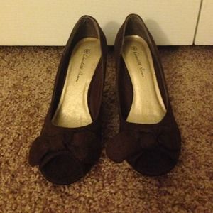 Brown suede wedges with bow