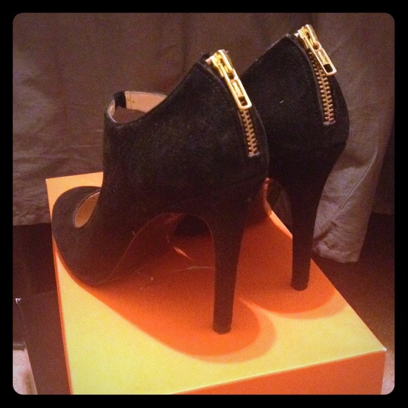 Zara Shoes - Zara Black Suede Leather Pumps