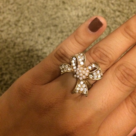 Pearl and bow ring