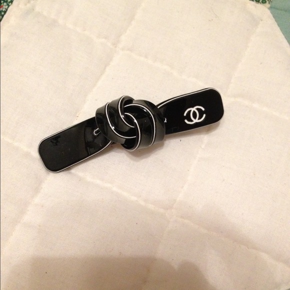 Chanel inspr hair clip