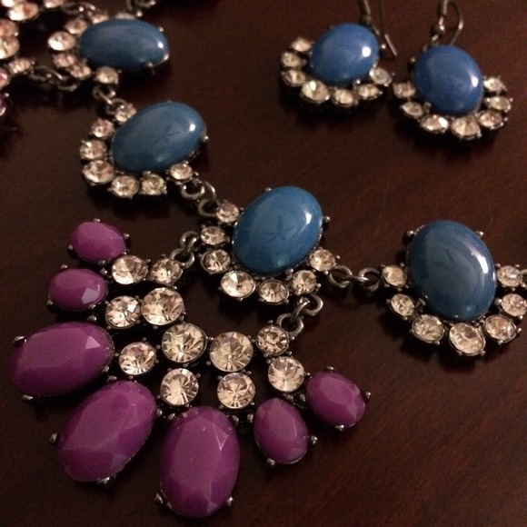 Stylish bubble and crystal statement necklace set - Picture 2 of 4