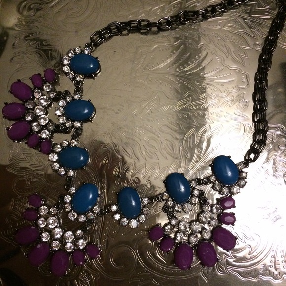 Stylish bubble and crystal statement necklace set - Picture 3 of 4