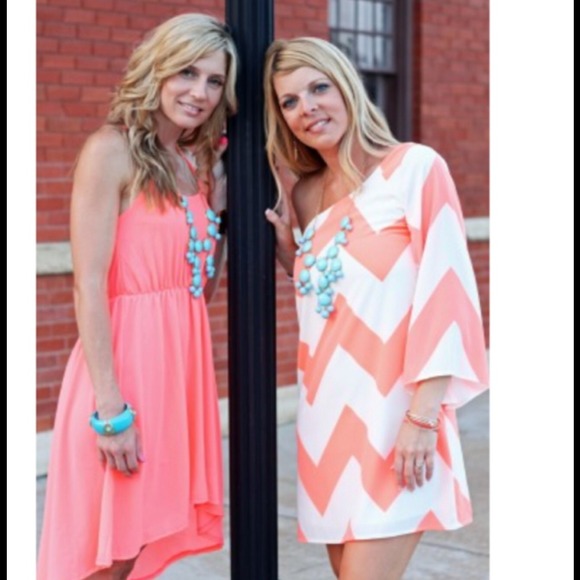 Dresses & Skirts - ⬇️Coral and cream chevron off the shoulder dress