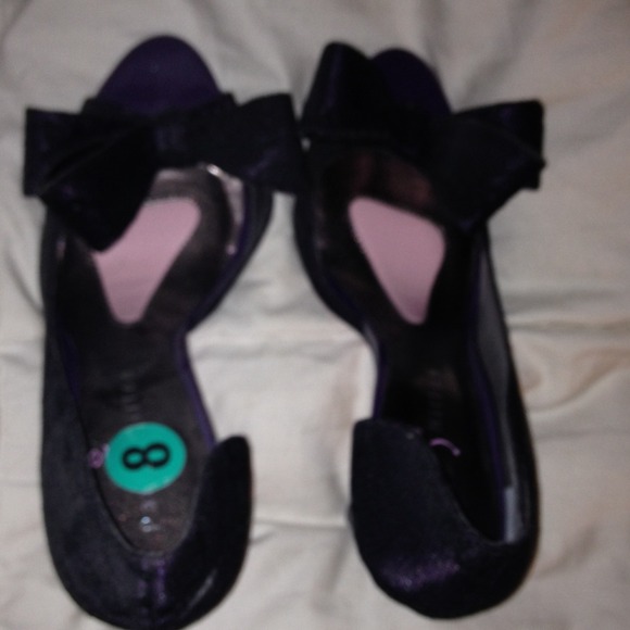 Size 8 Paris Hilton peep toe black leather pumps