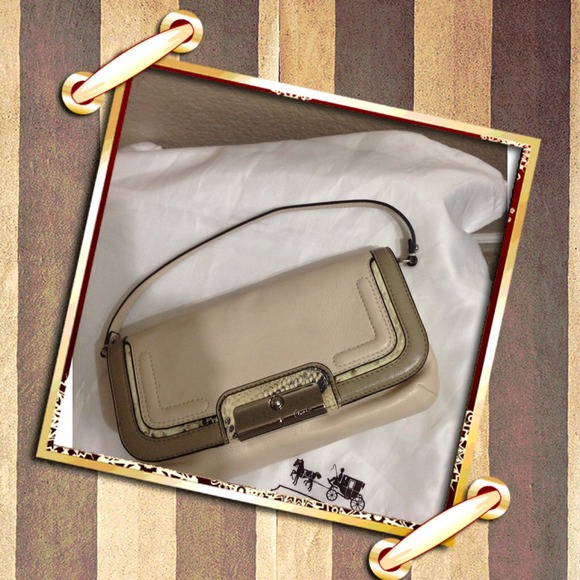 🎉Donated🎉Beautiful Tan Coach Clutch!