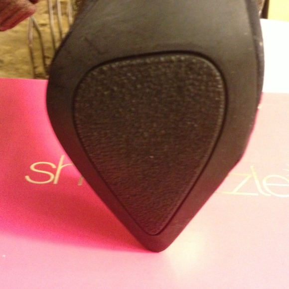 Black and gold heels - Picture 3 of 4