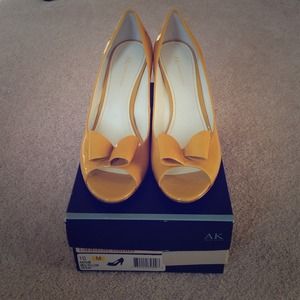 Yellow patent leather peep toe pumps