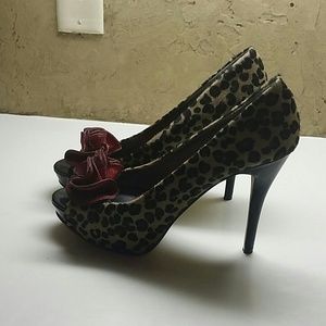 Size 10 Steve Madden red and Leopard heels