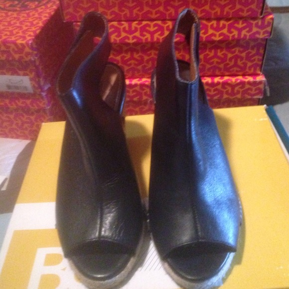 Blk leather wedge heels