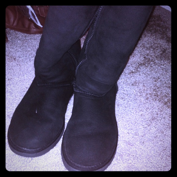 UGG (Black) price reduction!