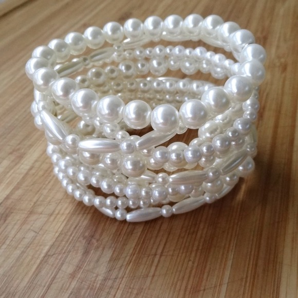 Faux pearl bracelet, never worn - Picture 2 of 2