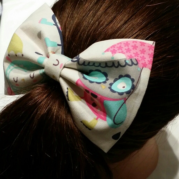 Owl in the Rain Hair Bow - Picture 1 of 2