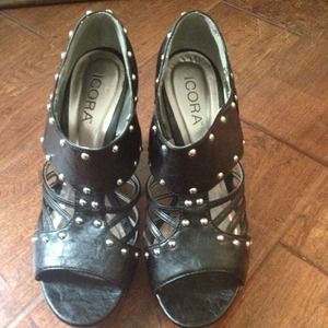 Never worn black wedges size 8