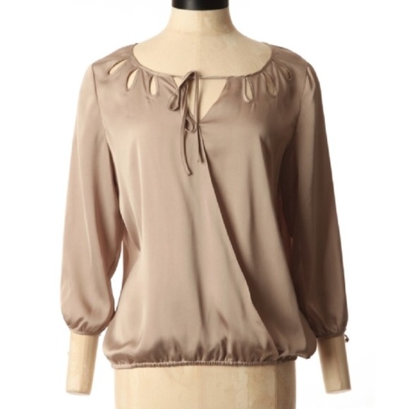 🎉HOST PICK🎉Guess light sandalwood top - Picture 2 of 4