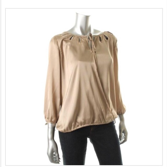 🎉HOST PICK🎉Guess light sandalwood top - Picture 3 of 4