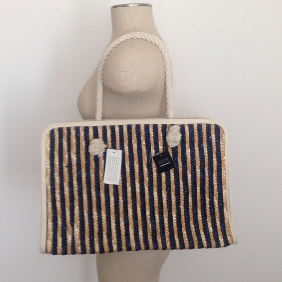 Saks Fifth Avenue Handbags - Saks Fifth Avenue purse