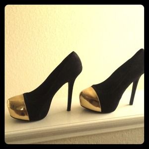 Black Pumps