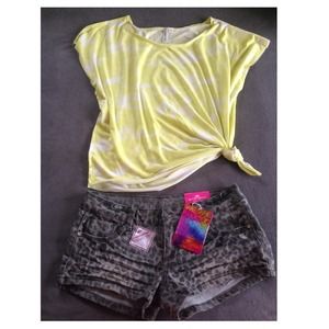 Shirt knot on the side can be taken off