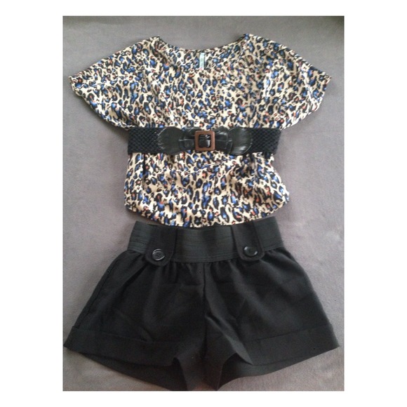 nice fit with jeans, leggings or as shown. - Picture 1 of 1