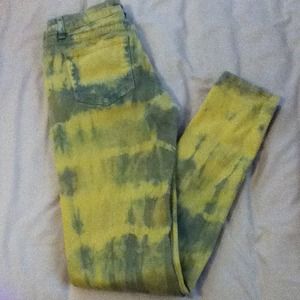 Yellow skinny jeans.