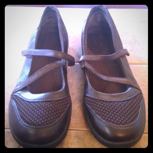 Brown flats with leather strap - Picture 1 of 2