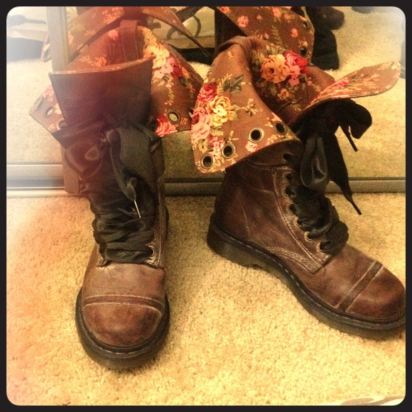 Dr. Martins girls high top boot👢✨🙈🙉🙊