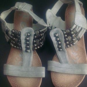 Grey gladiator Sandal w/silver details.