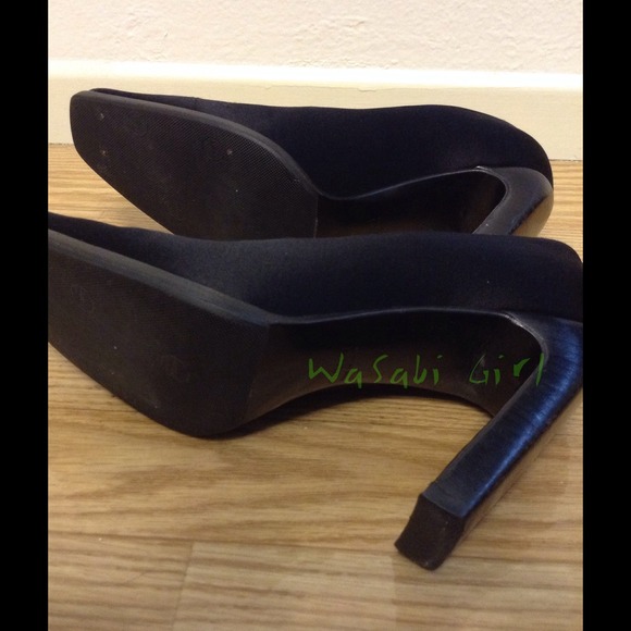 🚫SOLD🚫⬇️Gucci Satin Heels - Picture 3 of 4