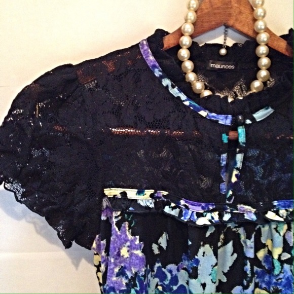 🎉HP🎉Flowers & Lace S/S Top.