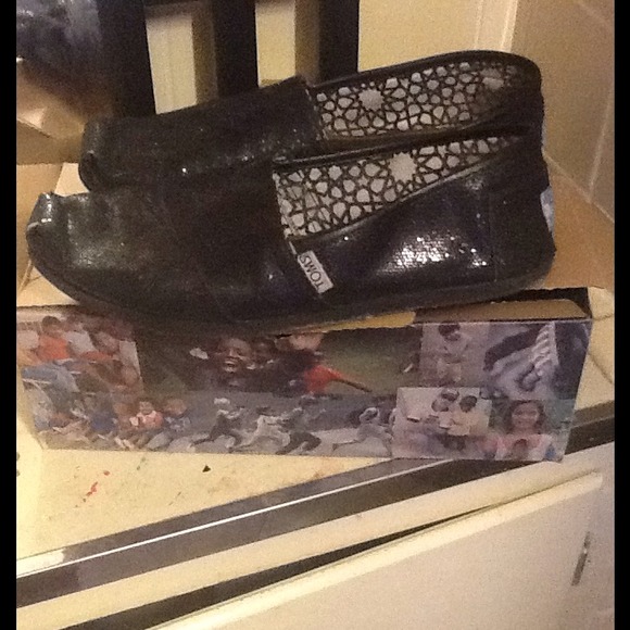 Black glitter toms