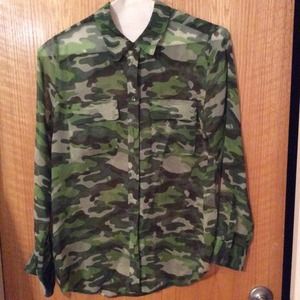 Equipment Femme Silk camo blouse