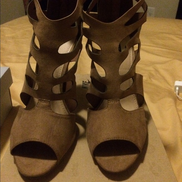 ❌NO TRADE❌ Forever 21 faux suede heels - Picture 2 of 4