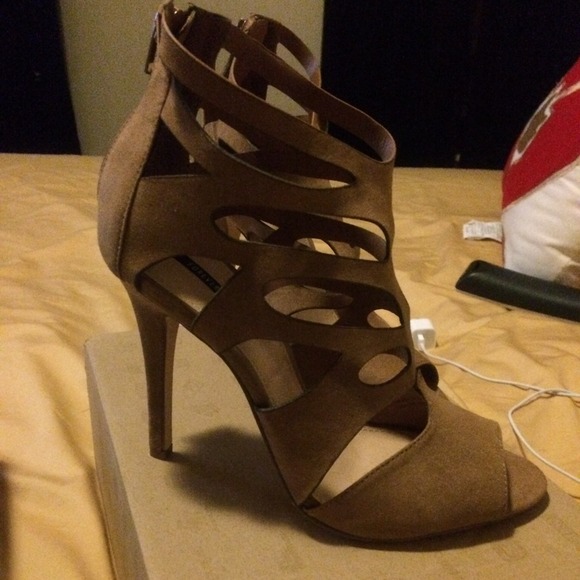 ❌NO TRADE❌ Forever 21 faux suede heels - Picture 3 of 4