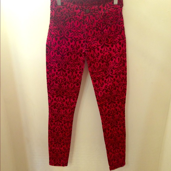 Black and red pattern skinny pants