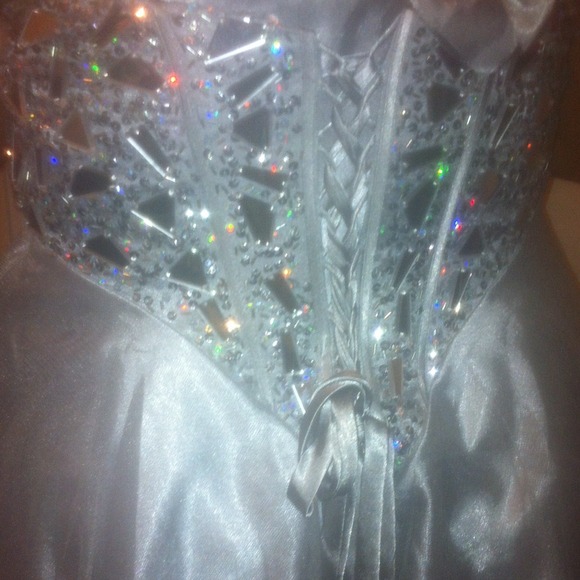 Prom dress. - Picture 2 of 3