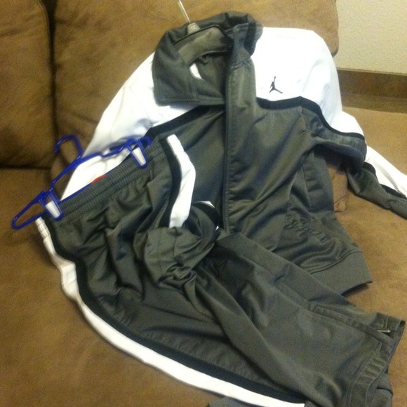Youth Jordan Nike jogging suite - Picture 2 of 2