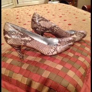Bandolino taupe snake skin pumps.   NWOT  Size 8