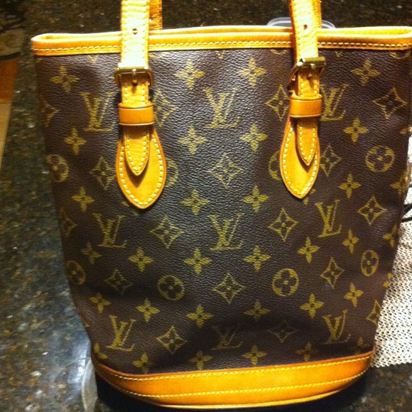 100% Authentic Louis Vuitton petit bucket
