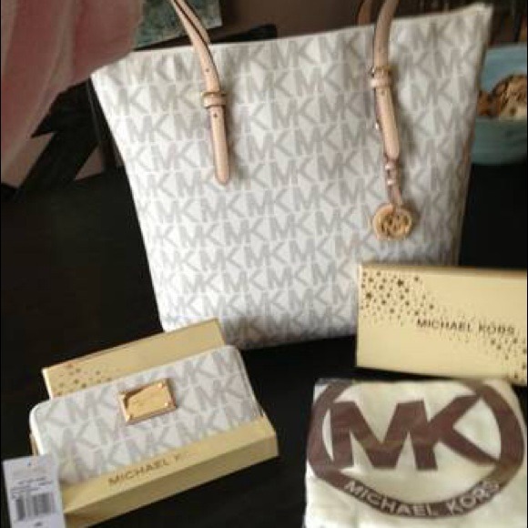 🚫Sold🚫Michael Kors Vanilla Zippered Tote - Picture 1 of 5