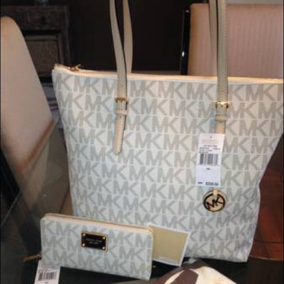 🚫Sold🚫Michael Kors Vanilla Zippered Tote - Picture 2 of 5