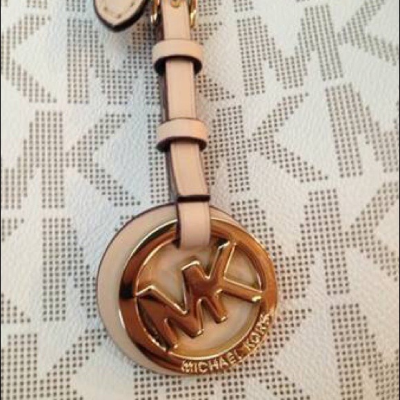 🚫Sold🚫Michael Kors Vanilla Zippered Tote - Picture 3 of 5