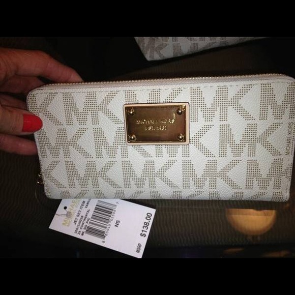 🚫Sold🚫Michael Kors Vanilla Zippered Tote - Picture 5 of 5