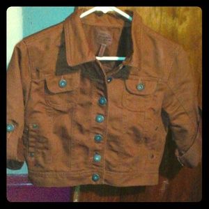 Short jean jacket with rolled up sleeves