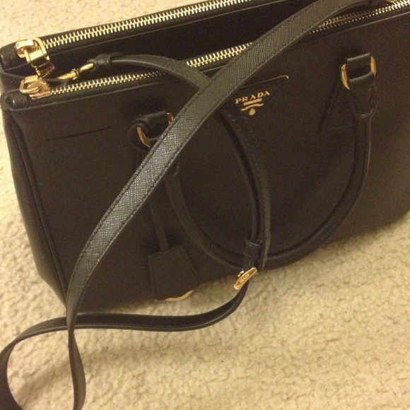 Prada Handbag with shoulder strap. - Picture 2 of 3
