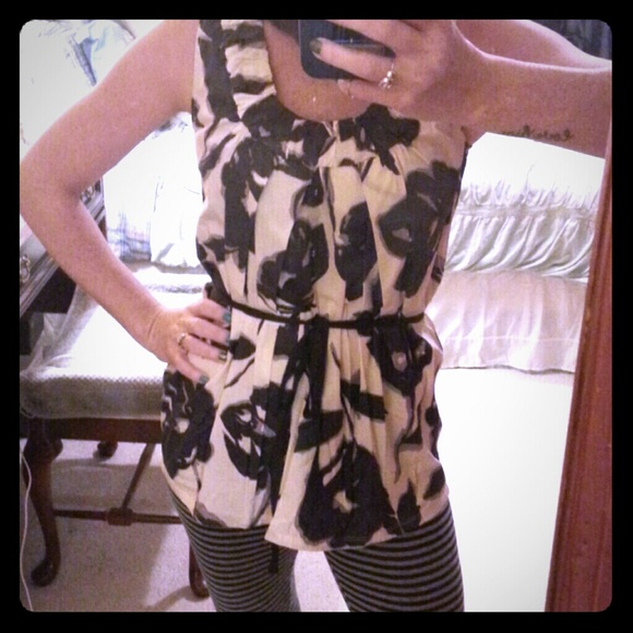Beautiful Vera Wang top w/ tie to cinch @ waist