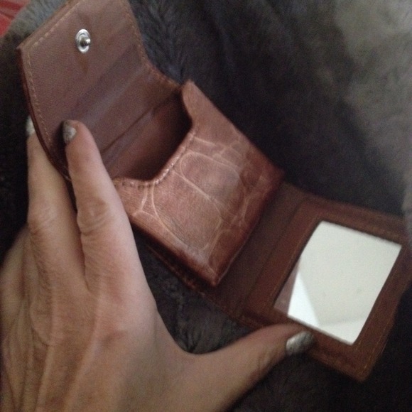 This is a small case 2put anything u need in it - Picture 3 of 3