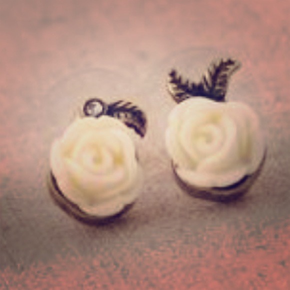 NWT White rose stud earrings