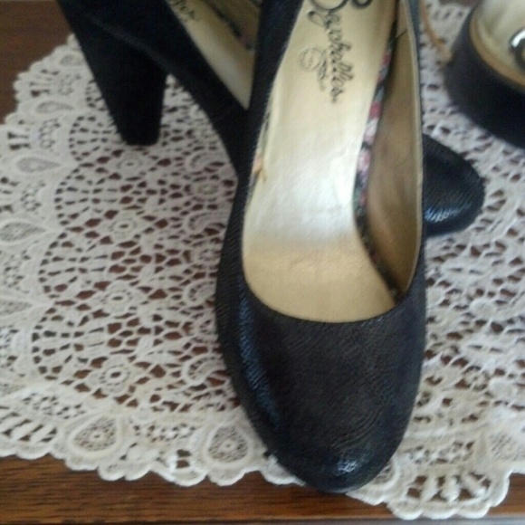 Black Textured Pumps