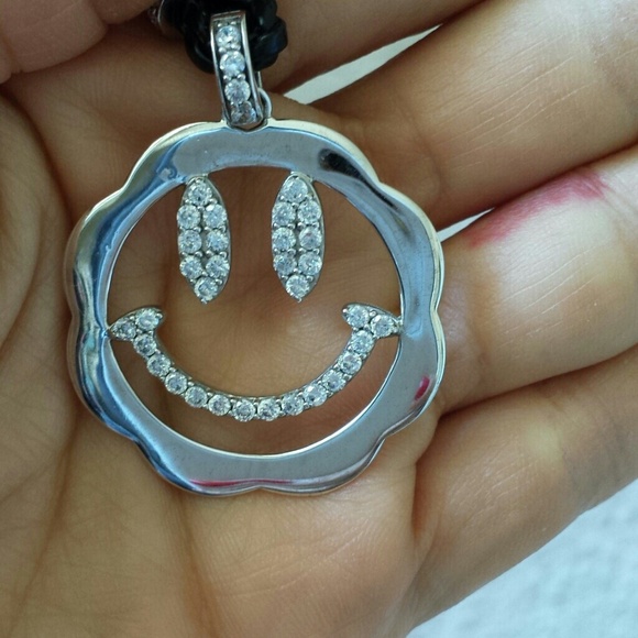 Smiling face necklace - Picture 2 of 3